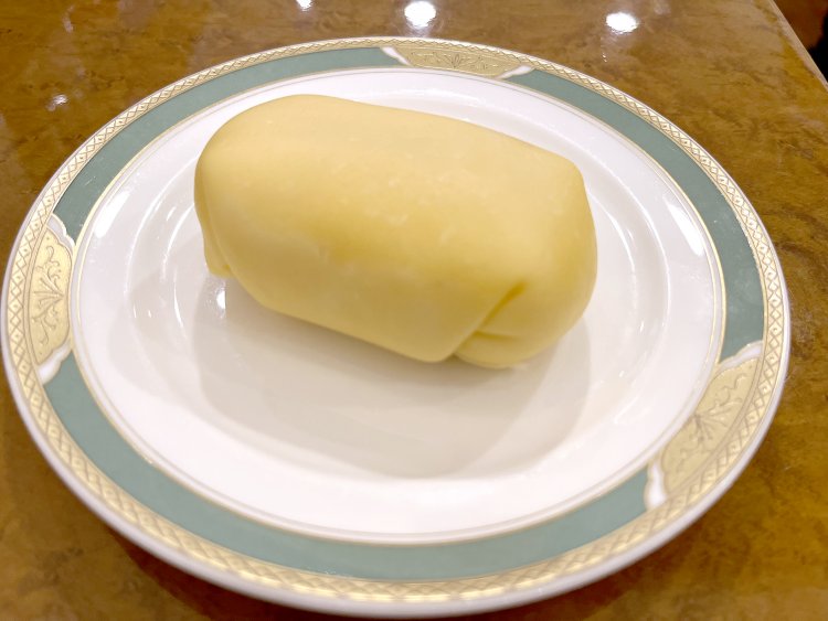 バナナケーキ324円は、フライパンで焼くもちもちのクレープと弾力がある濃厚なカスタード、そしてトロピカルなバナナの三つ巴。