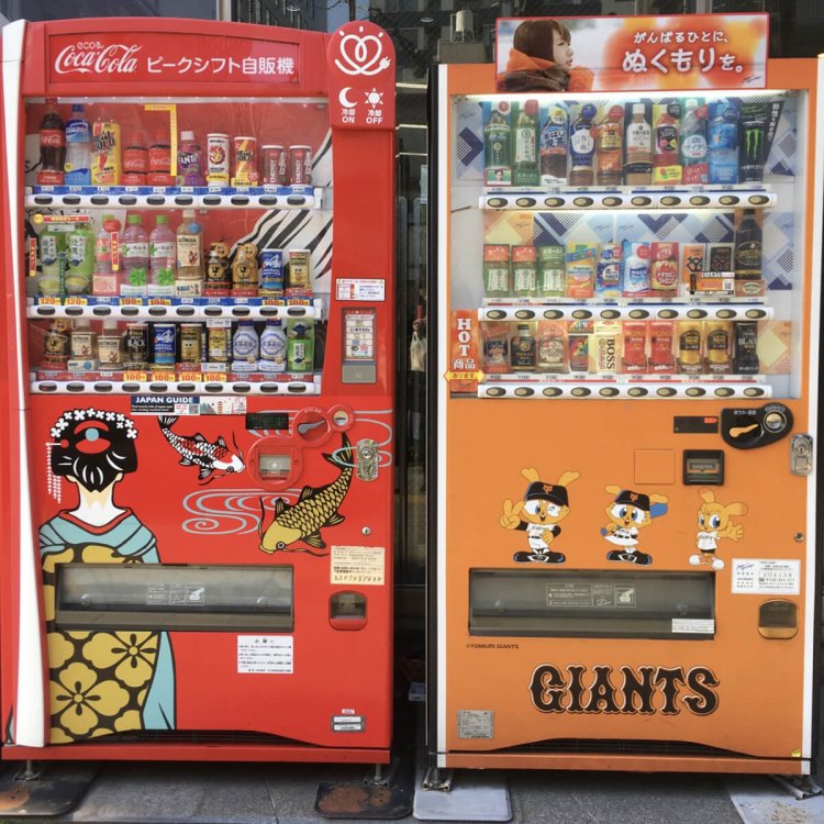 隣に赤い鯉デザインの自販機があるので、広島カープのデザインかなとつい思ってしまうが、こちらは周辺の観光情報などを教えてくれるコカ・コーラの「おもてなし自販機」だそう。