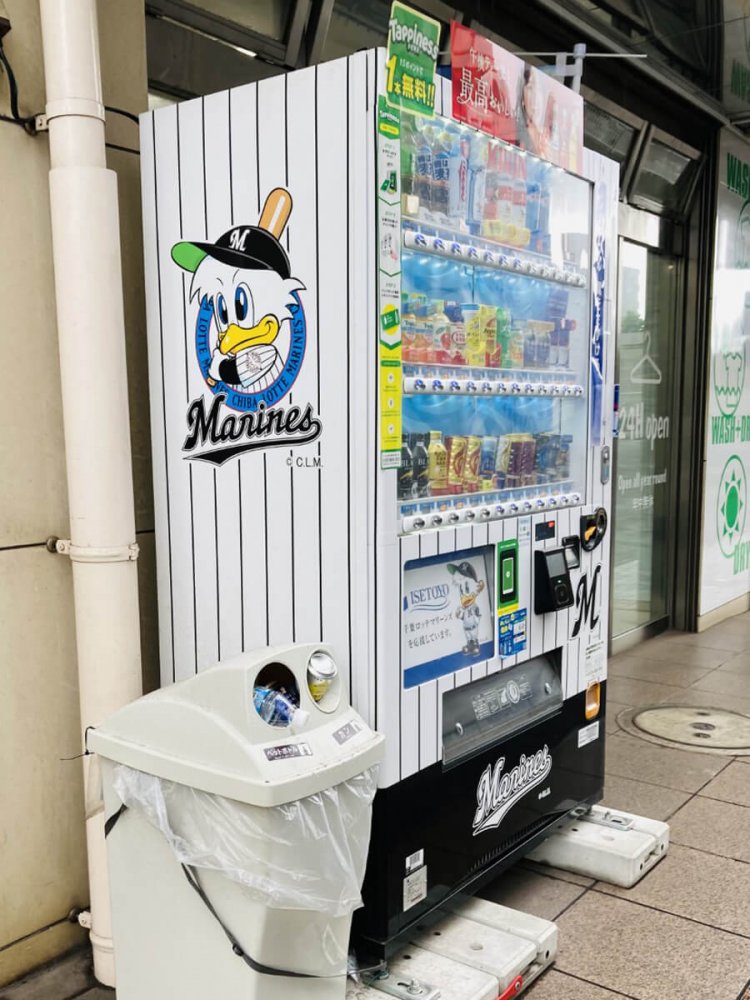 千葉市内のロッテマリーンズデザイン自販機。側面にキャラクターのマーくんがあしらわれている。