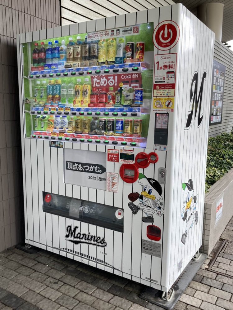 ロッテのホーム球場・ZOZOマリンスタジアムに近い幕張の自販機。千葉市内のものと若干デザインが異なる。