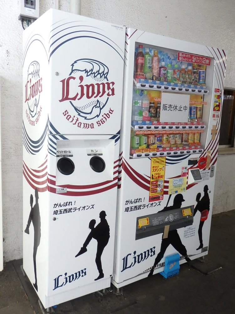 西武ライオンズのチームカラーは濃紺に近い「レジェンドブルー」と呼ばれる青だが、こちらはベースの色が白いため、落ち着いた印象（西武球場前駅）。