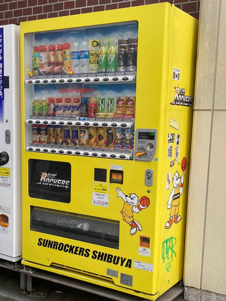 渋谷を拠点とするバスケチームの自販機。渋谷区内の各所に黄色い自販機が設置されている。