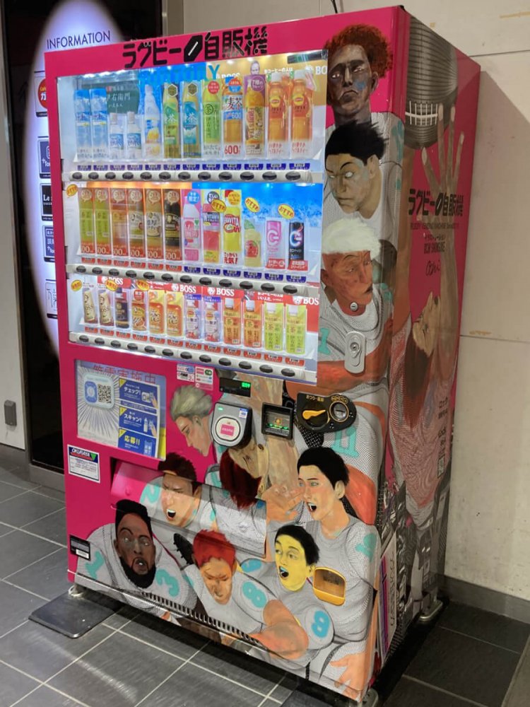 京王線はピンク、西武線は黄色ベースの自販機。各駅ごとにデザインが異なるので、ぜひ色々見てみたいものだ（つつじヶ丘駅）。