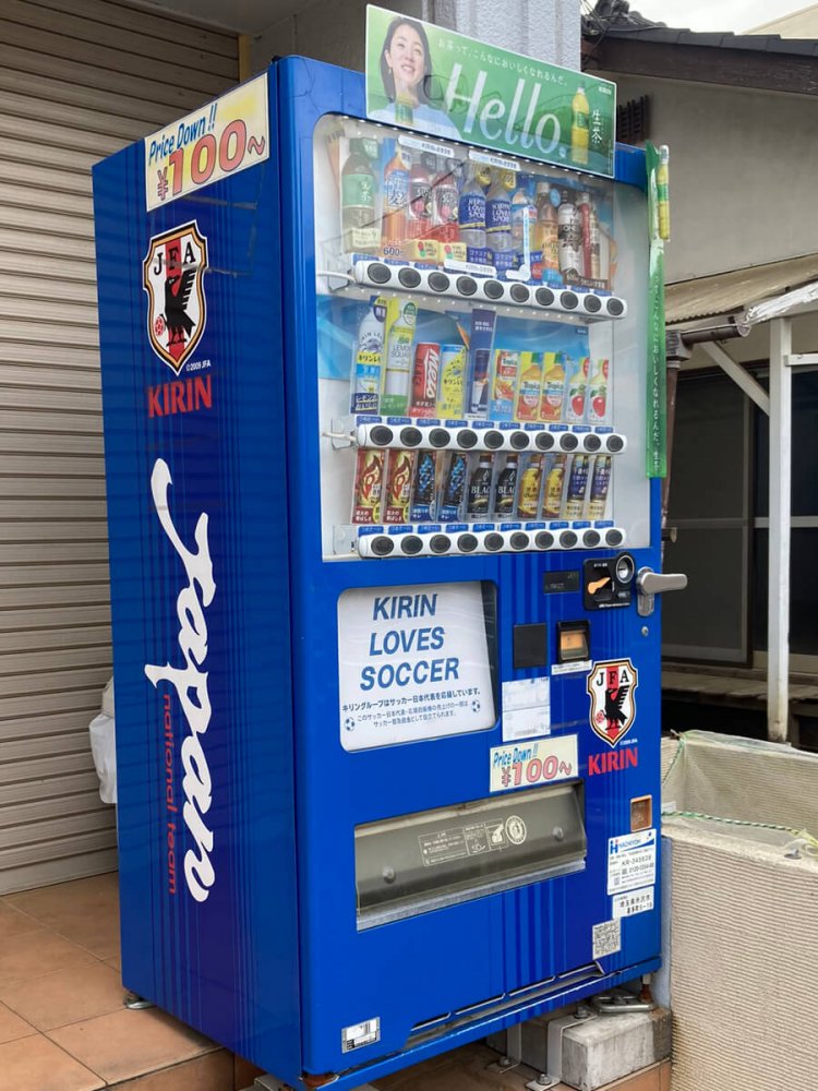 サッカー日本代表デザインの自販機（所沢）。