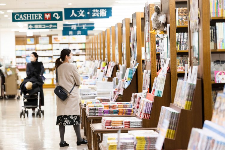 図書館のような棚の並びは、ジュンク堂ならではの光景。