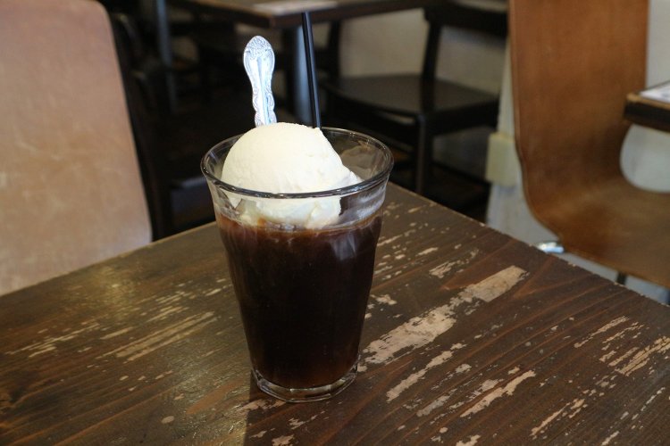 コーヒーフロートはレギュラー390円、ラージ440円とお好みでサイズを選べる。写真はレギュラー。