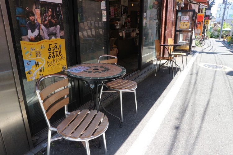 晴れた日には店の前にあるテラス席もおすすめだ。