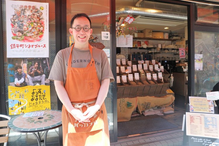 店主の谷川隆次さん。独自のアイディアで、店のオリジナリティを出してきた。