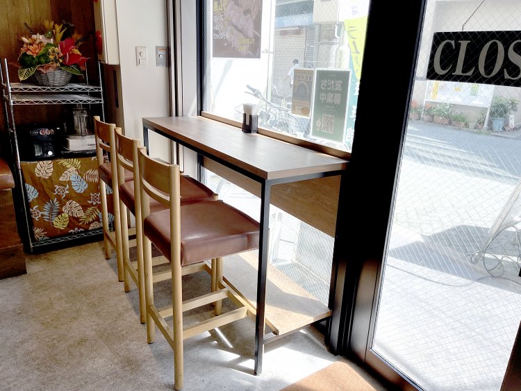 カウンターでフライドラムとビールをサクッと飲んでいく人も。