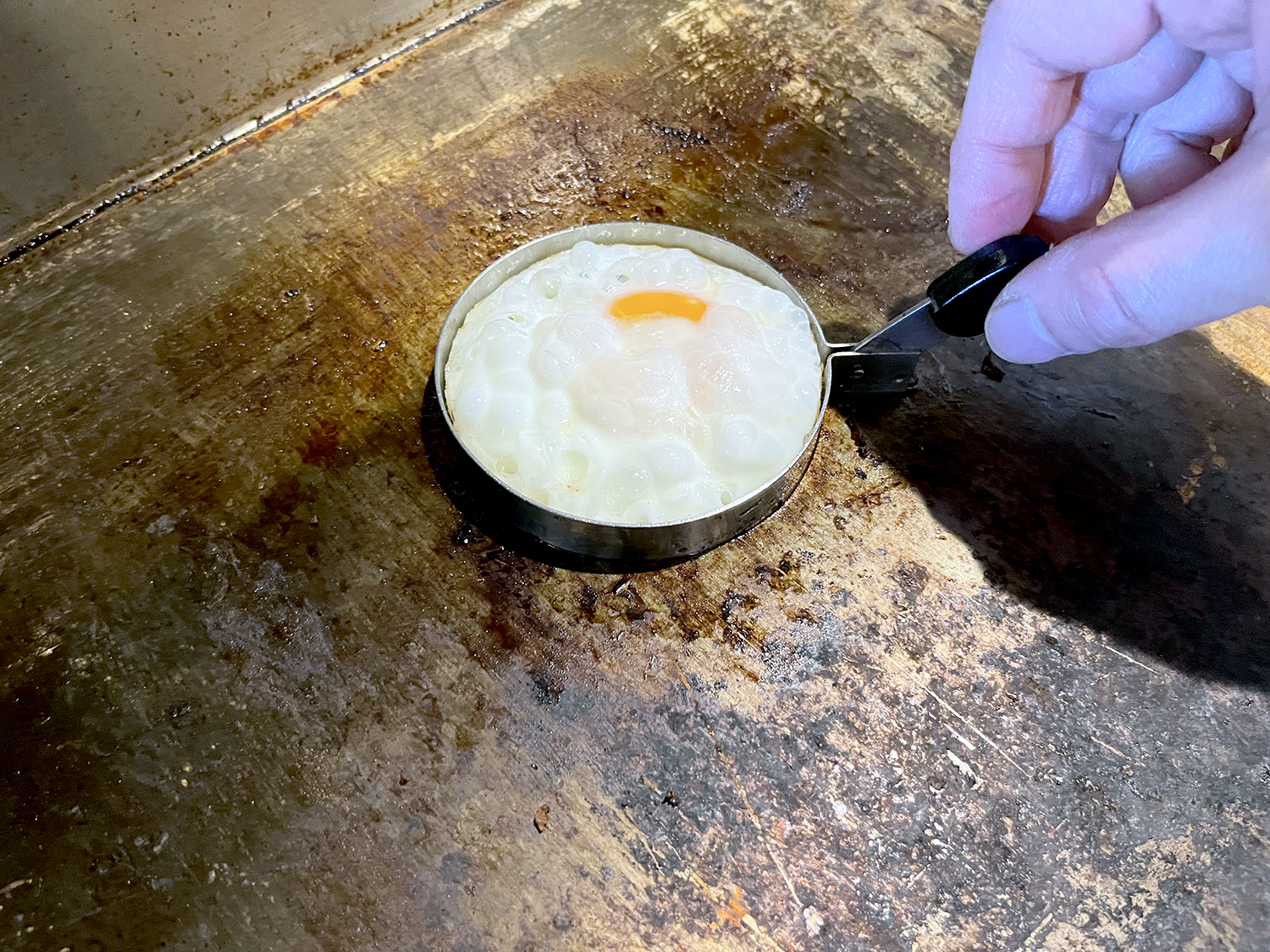 セルクルでキレイな円形にした目玉焼き。