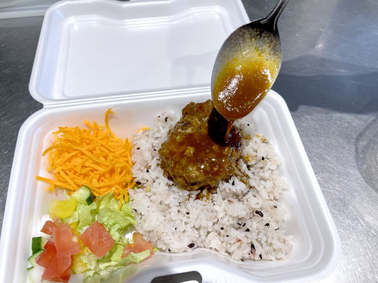 デミグラスソースで煮込まれたラム肉のハンバーグ。