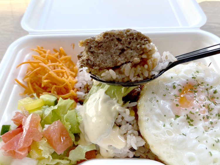 肉々しくジューシーなラム肉のハンバーグ。