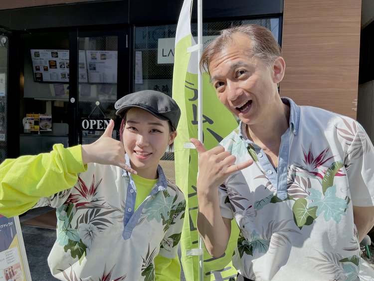 店主の中村誠一さんとアルバイトの都築優亜さん。