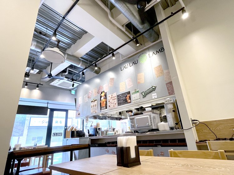 高い天井にシーリングファンが回る。カウンター席もあり。