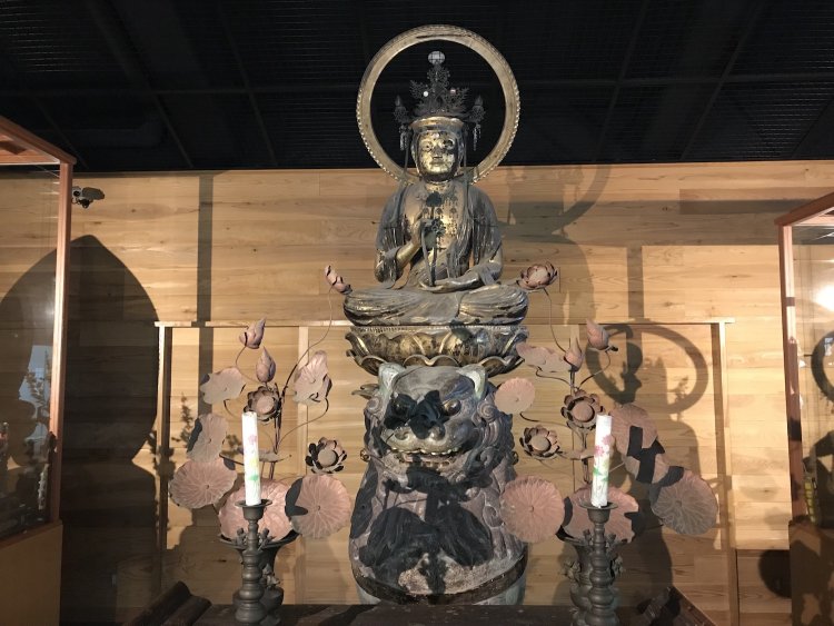 福島県「新宮熊野神社」の文殊菩薩騎獅像。