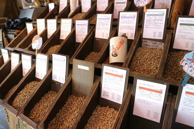 ずらりと並んだ珈琲豆。「今日はどの豆にしよう」と悩む時間も楽しい。