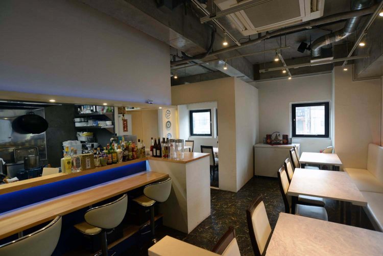 白を基調とした落ち着いた店内。