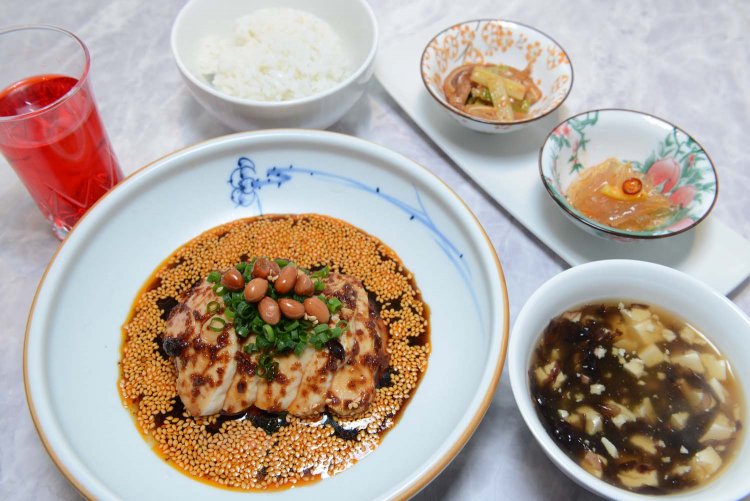 平日Aランチ。ネギや揚げピーナッツの食感が柔らかなよだれ鶏のアクセントになっている。