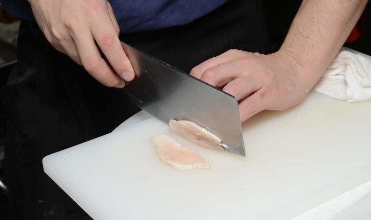 中心がピンク色をした蒸した鶏胸肉。