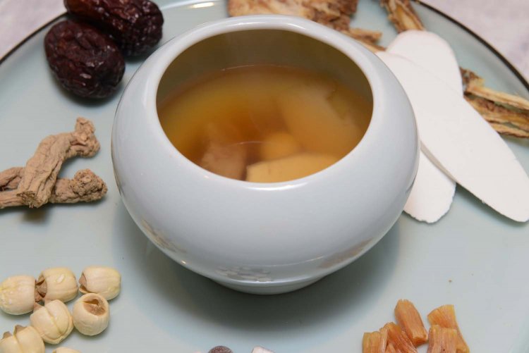 薬膳スープはこの店の看板メニューだ。今回は撮影用に薬膳を並べてもらった。