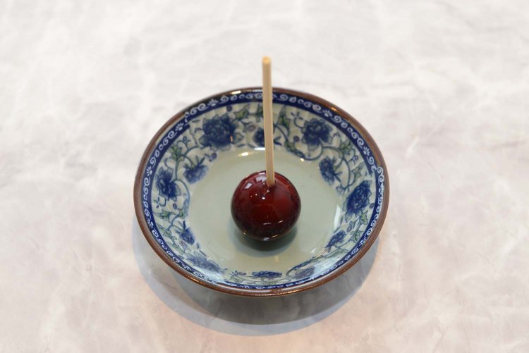 “リンゴ飴”は口溶けがいい状態で出されるので、すぐに食べるといい。