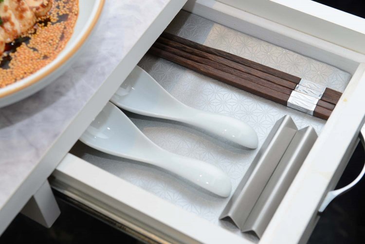 箸やレンゲなどは、テーブルの引き出しに入れてある。