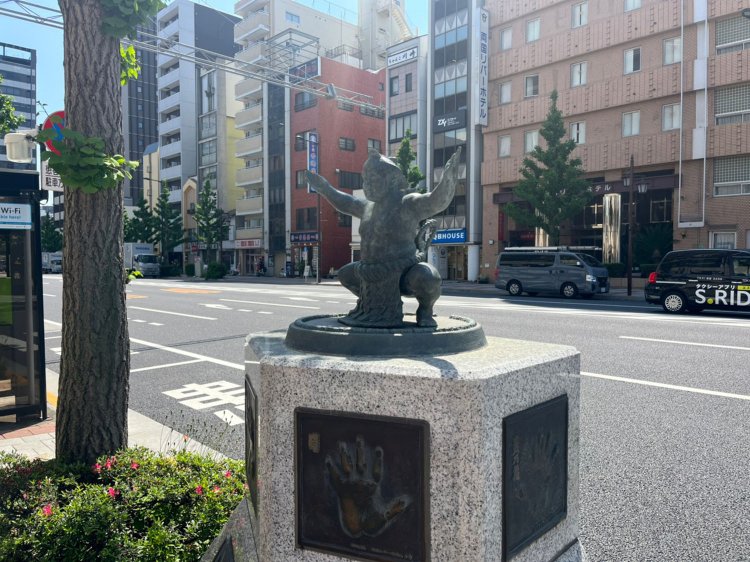 両国駅出てすぐの国技館通りにはさまざまな土俵入りのポーズをした力士像が。
