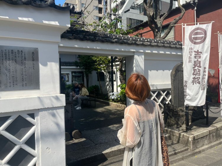 この特徴的な壁はなまこ壁という。