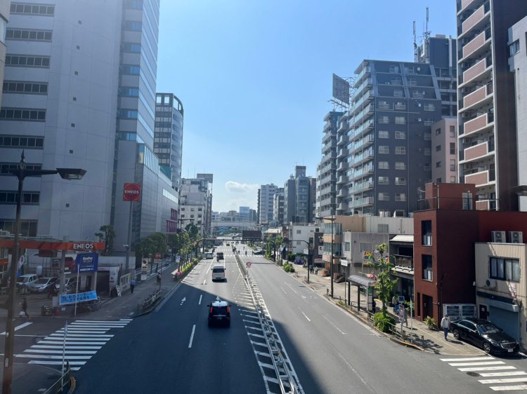 両国駅方面。向かって右側の沿道の様子を見てほしい。