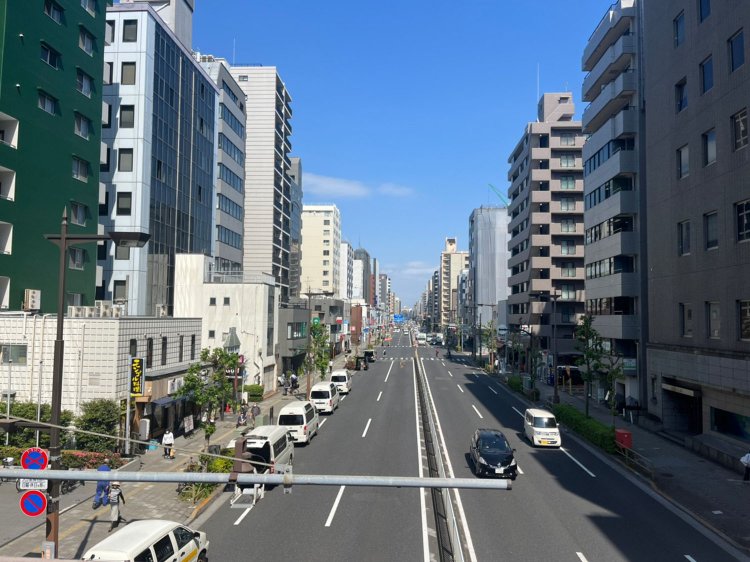 くるっと振り向いて千葉方面。当たり前だが今度は左側だ。