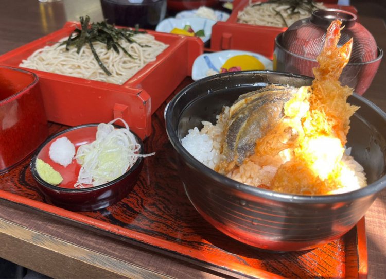 『元禄二八そば玉屋』で2人して定食を頼んだ。蕎麦と天丼なんて最高じゃないか。