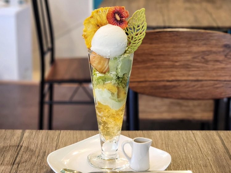 季節限定 そのぎ抹茶香る、レモンとパイナップルとのブランチパフェ 1600円。