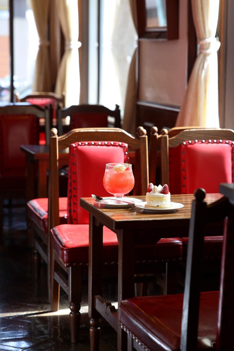 【ときめきペアリング】ショートケーキ（880円）×イチゴのクリームソーダ（880円）。