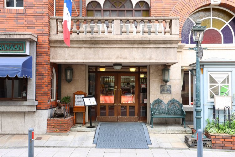 開港100年を記念して、1967年に建てられた赤レンガ造りの館。