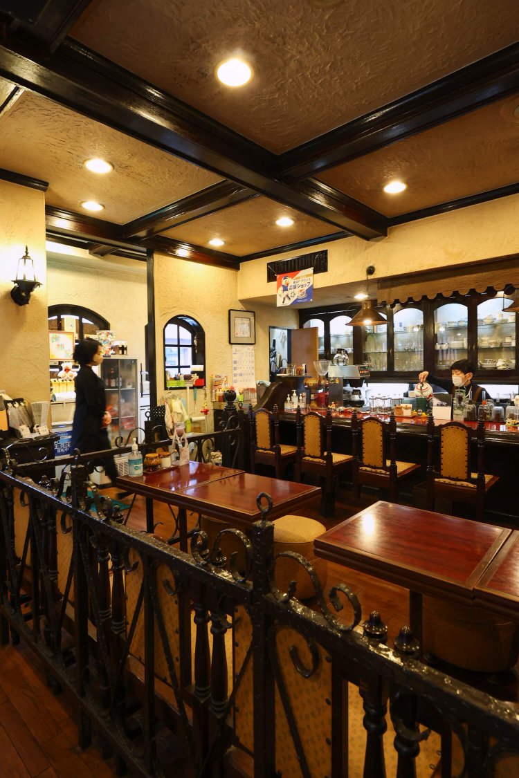 銅板ランプが点り、柱が艶めく。昭和期創業の店は西村さんが継いで以降、サンドイッチやバナナジュースも評判。