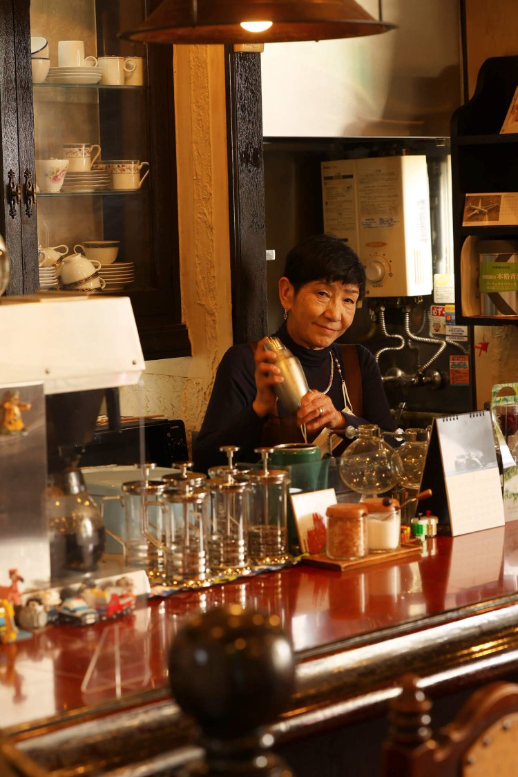 フラットホワイトのアイス版・カフェシェケラートは、シェーカーで作ることも。