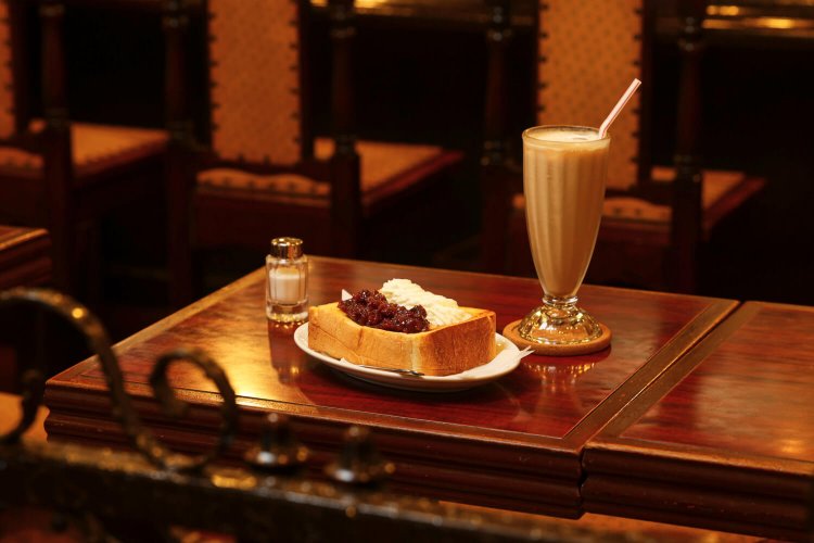 【ときめきペアリング】小倉トースト（700円）×カフェシェケラート（650円）。