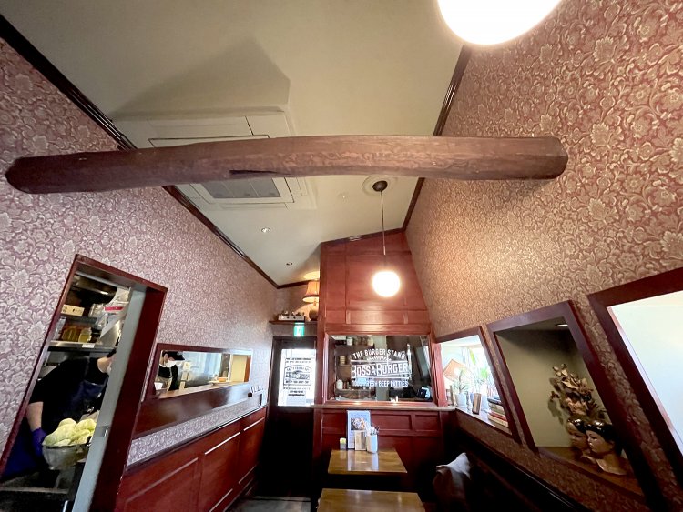 剥き出しになった梁の質感がさらに店内のムードを盛り上げる。