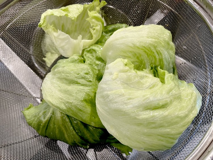 シャキシャキのレタスをたっぷり使用。