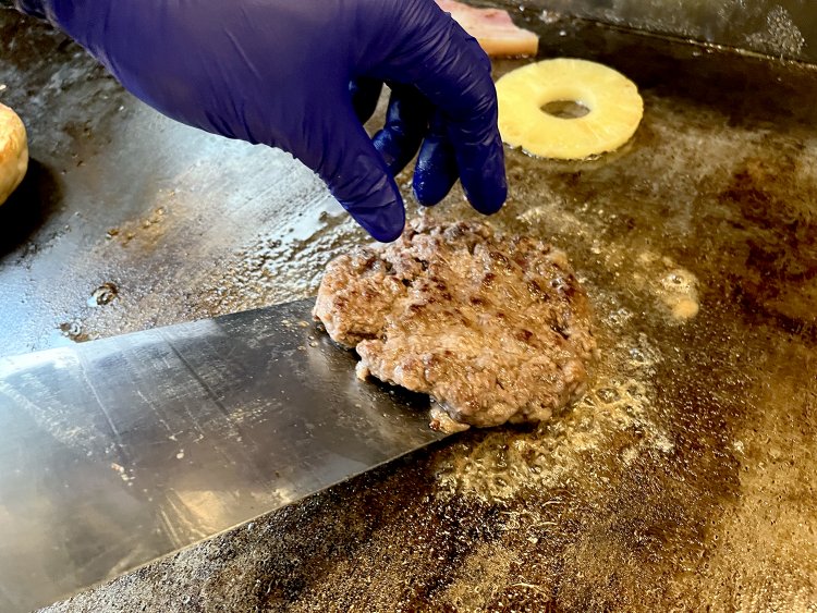 肉には塩コショウとセロリパウダー、ガーリックパウダーとスパイスをかけて焼く。