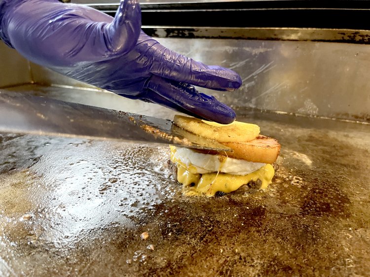 焼き上がった具材を鉄板の上で重ねていく。