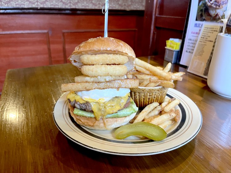 皿の上に盛り付けて完成。メルティなチーズにつられて生唾を飲む筆者。