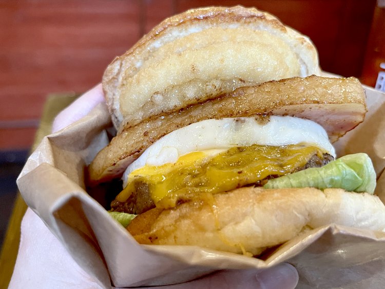 紙の袋に入れて軽くつぶして食べてる。それでもひと口では食べられそうにない。