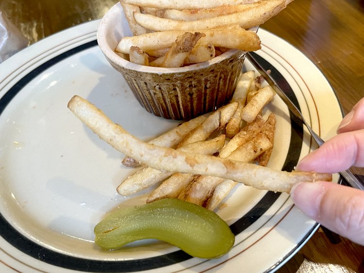 あふれるほど入ったカリカリのポテトと甘酸っぱいピクルスもおいしい。