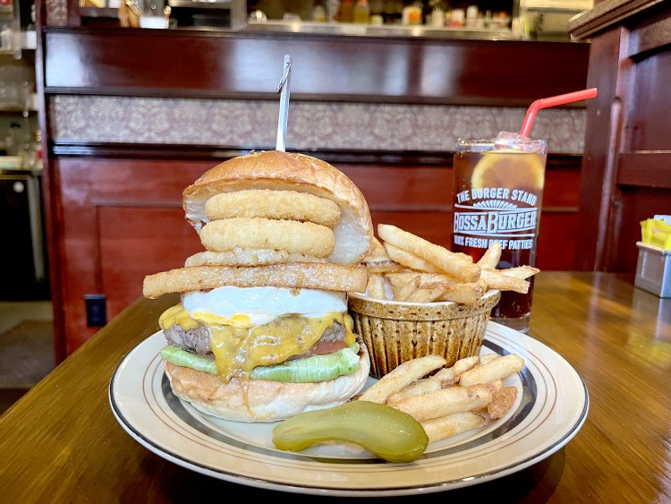 看板メニューのボッサバーガー2090円。ランチタイムは自家製コーラが250円に。