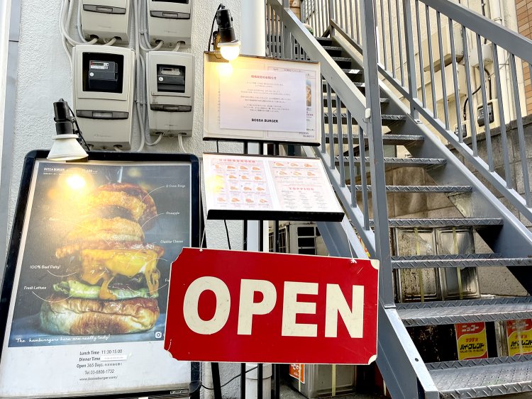 鉄製の階段は一段上がるごとにカンカンと音が鳴る。