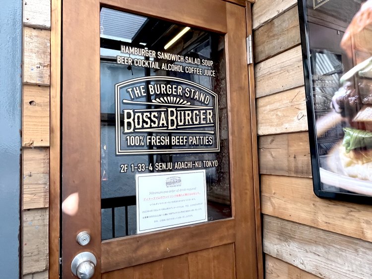 アメリカンビンテージを思わせるドア。