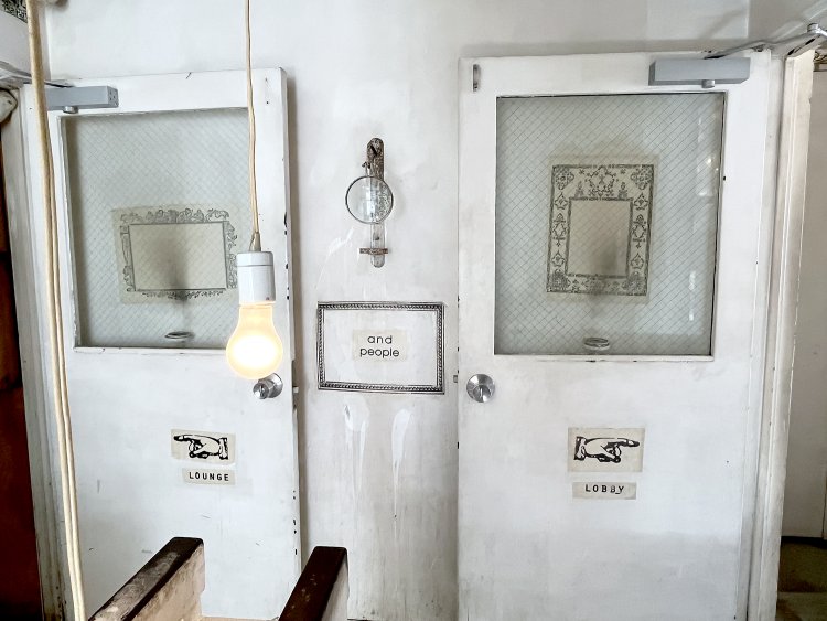 2階に上がると、ふたつのエリアがある。右はロビー、左はラウンジだ。