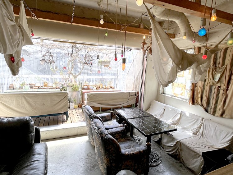 右のロビー。上から吊るされたペンダントライトがカラフル。