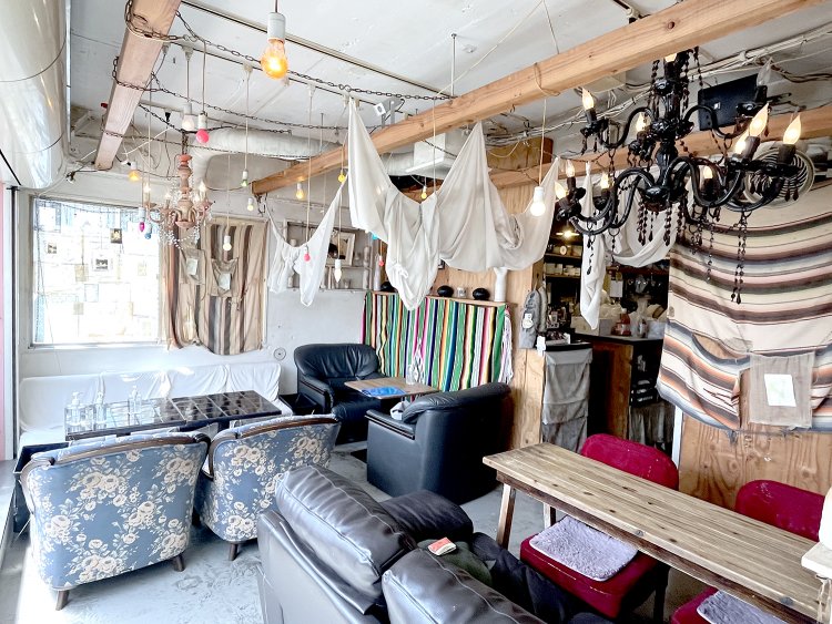 左のラウンジ。夜はキャンドルの温かみがある光に包まれる。